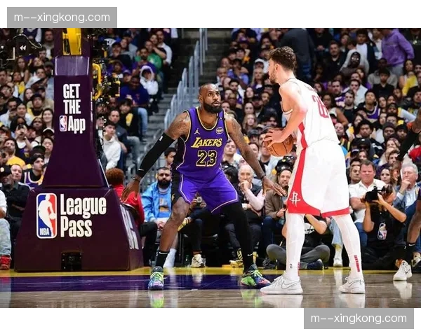 詹姆斯首节送出8次助攻 控场组织能力依旧联盟顶级